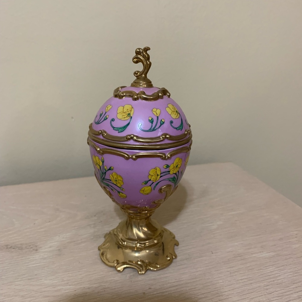 Faberge musical egg “Buttercup” plays Tonight We Love. 5.25”h
